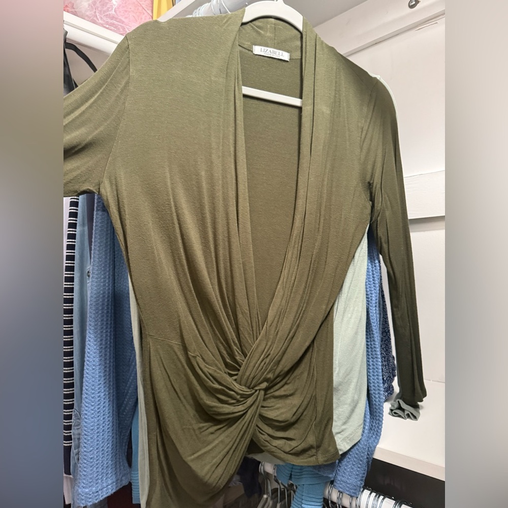 Women front twist top